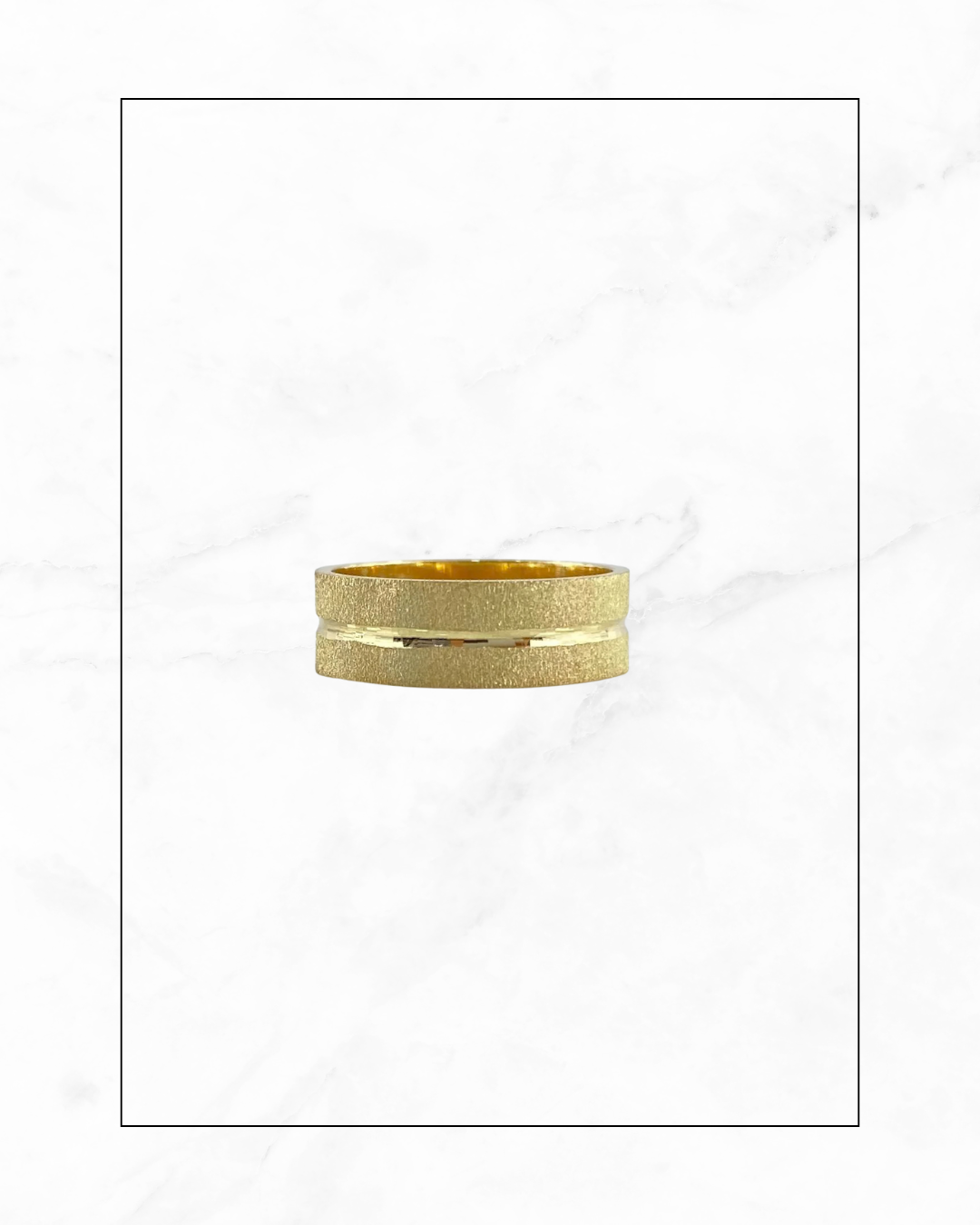 Anillo de bodas con su línea sólida y suave detalle