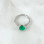 Anillo solitario redondo: esmeralda, diamantes y oro blanco.