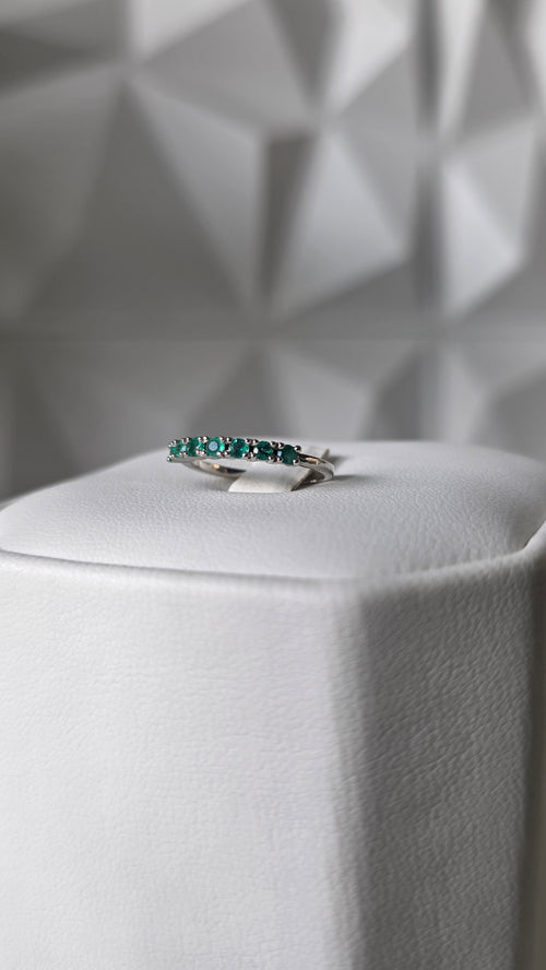 Close-up of Colombian emerald stone and setting on band ring in 18K white gold | Gado Jewellers Fine Jewelry