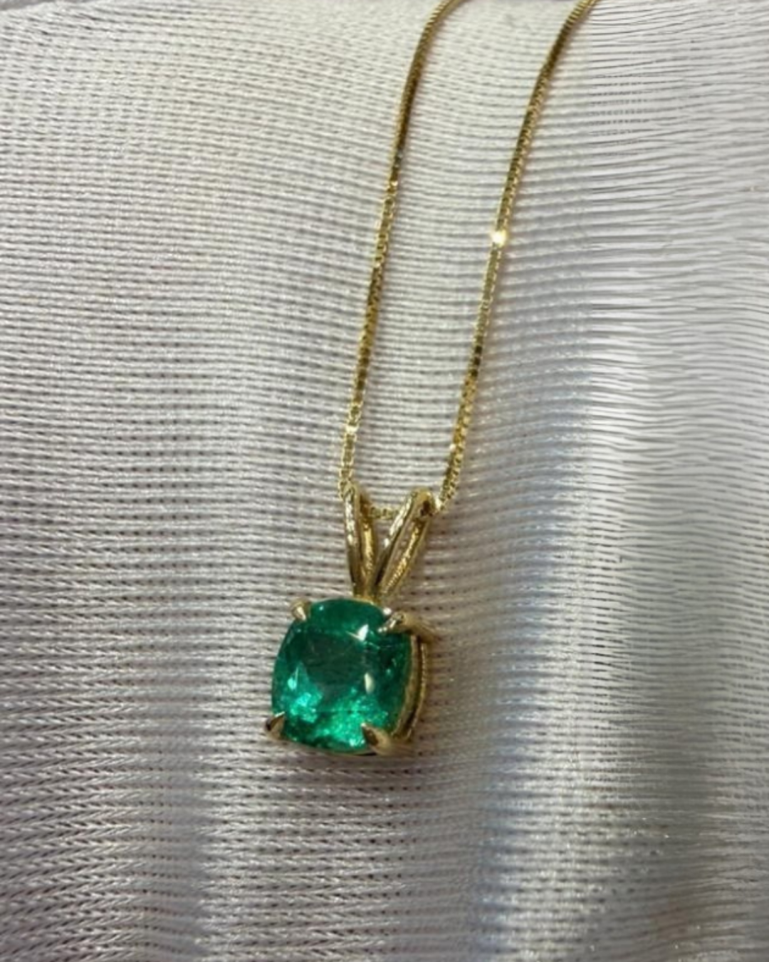 Muzo emerald pendant on Venetian box chain in 18K gold, studio shot | Gado Jewellers Canada Fine Jewellery Mississauga 