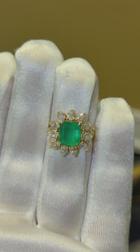 2.9CT emerald with pear diamond halo