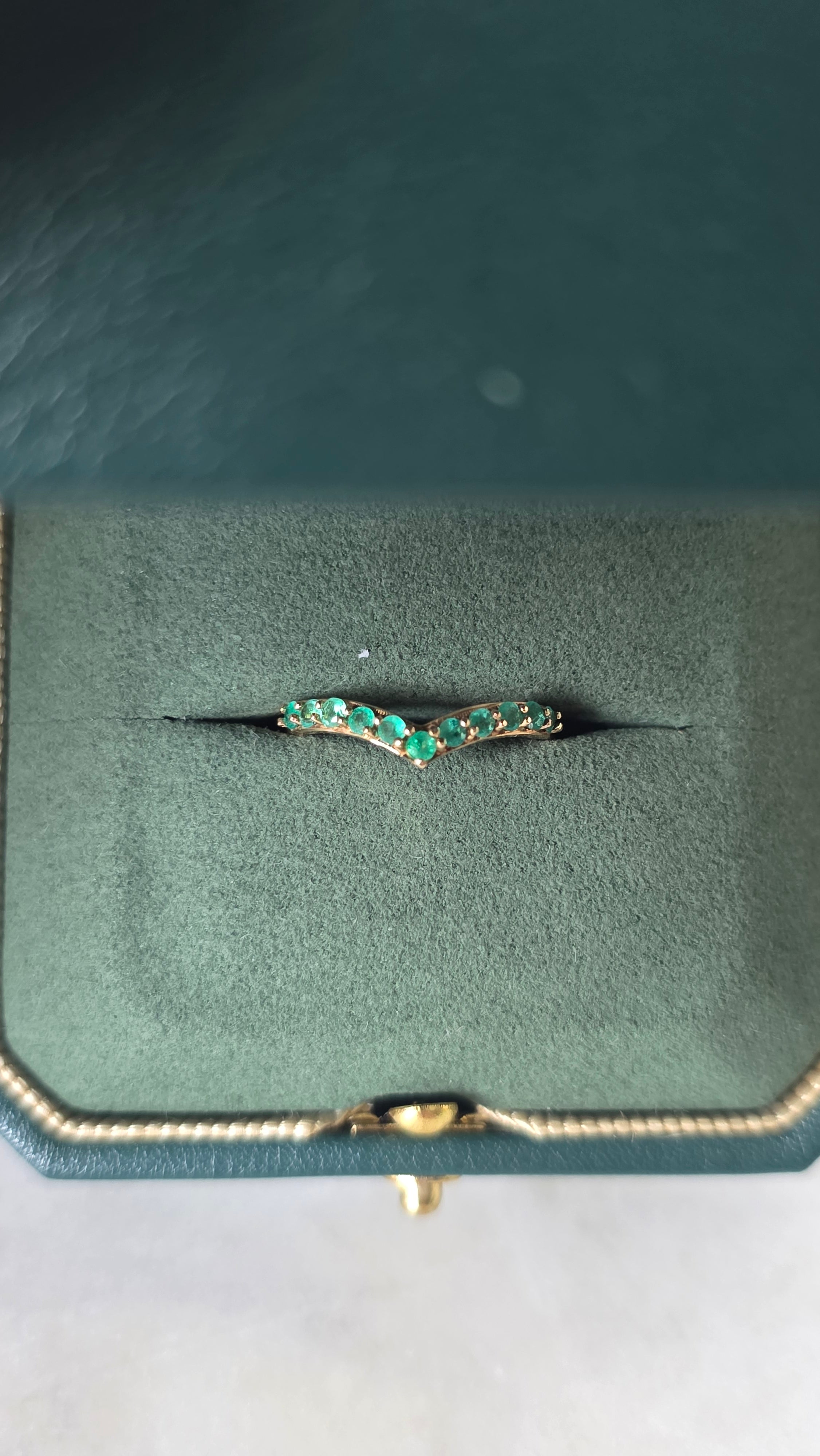 Anillo de oráculo de esmeralda