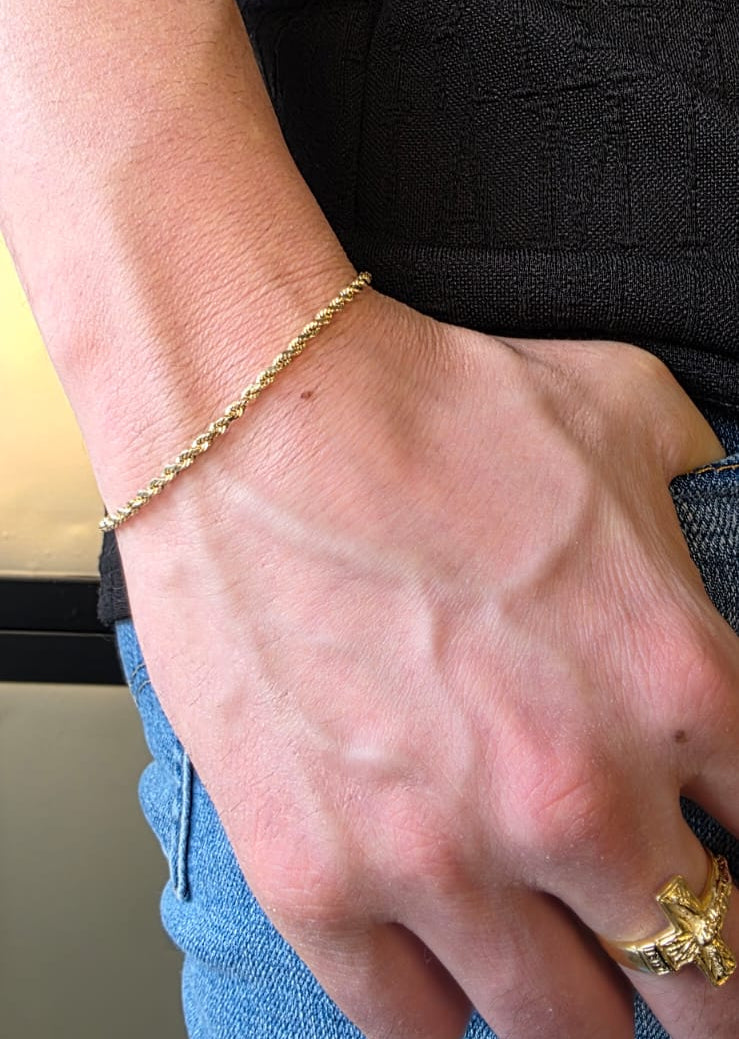 Close-up of rope chain clasp and link detail in 18K gold | Gado Jewellers Mississauga Fine Jewellery 