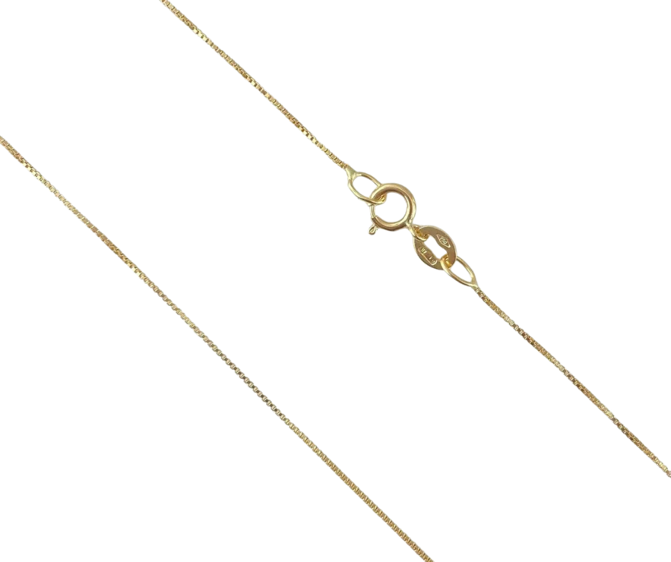 Close-up of Venetian box chain clasp and link detail in 18K gold | Gado Jewellers Mississauga Fine Jewellery 