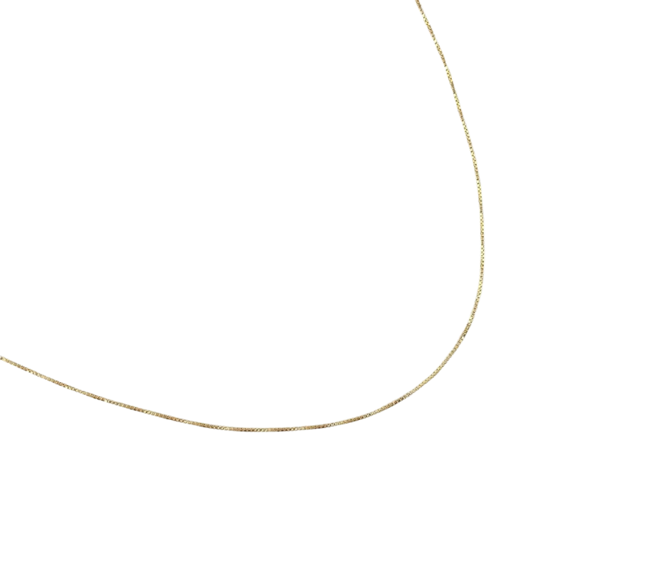 Close-up of Venetian box chain clasp and link detail in 18K gold | Gado Jewellers Mississauga Fine Jewellery 